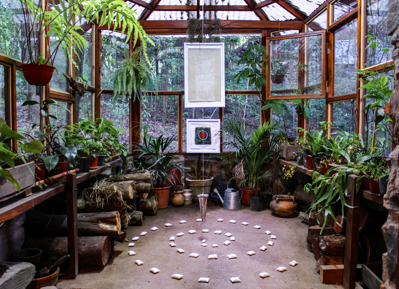 Valoriser des matériaux naturels pour un jardin écologique