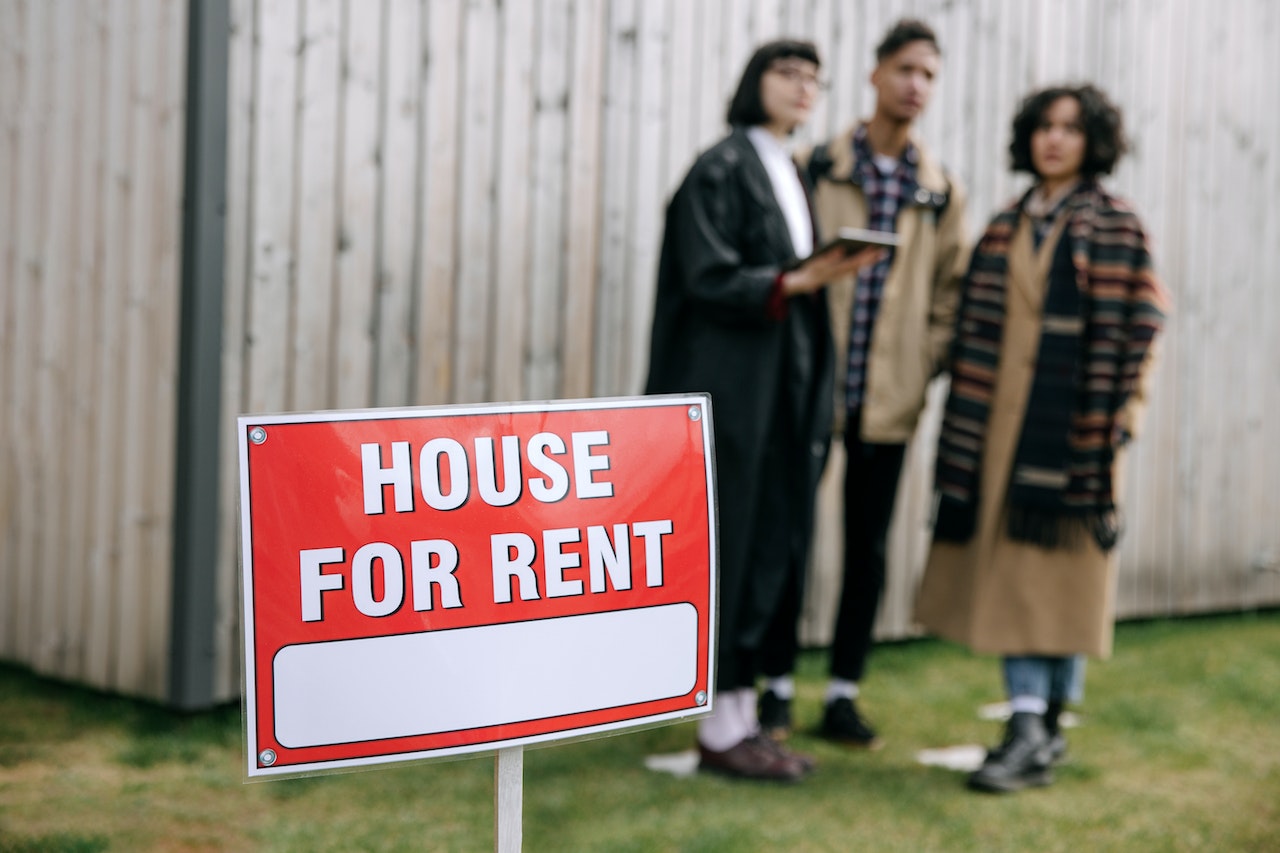 Chercher un logement moins cher ou sous-louer une partie du logement