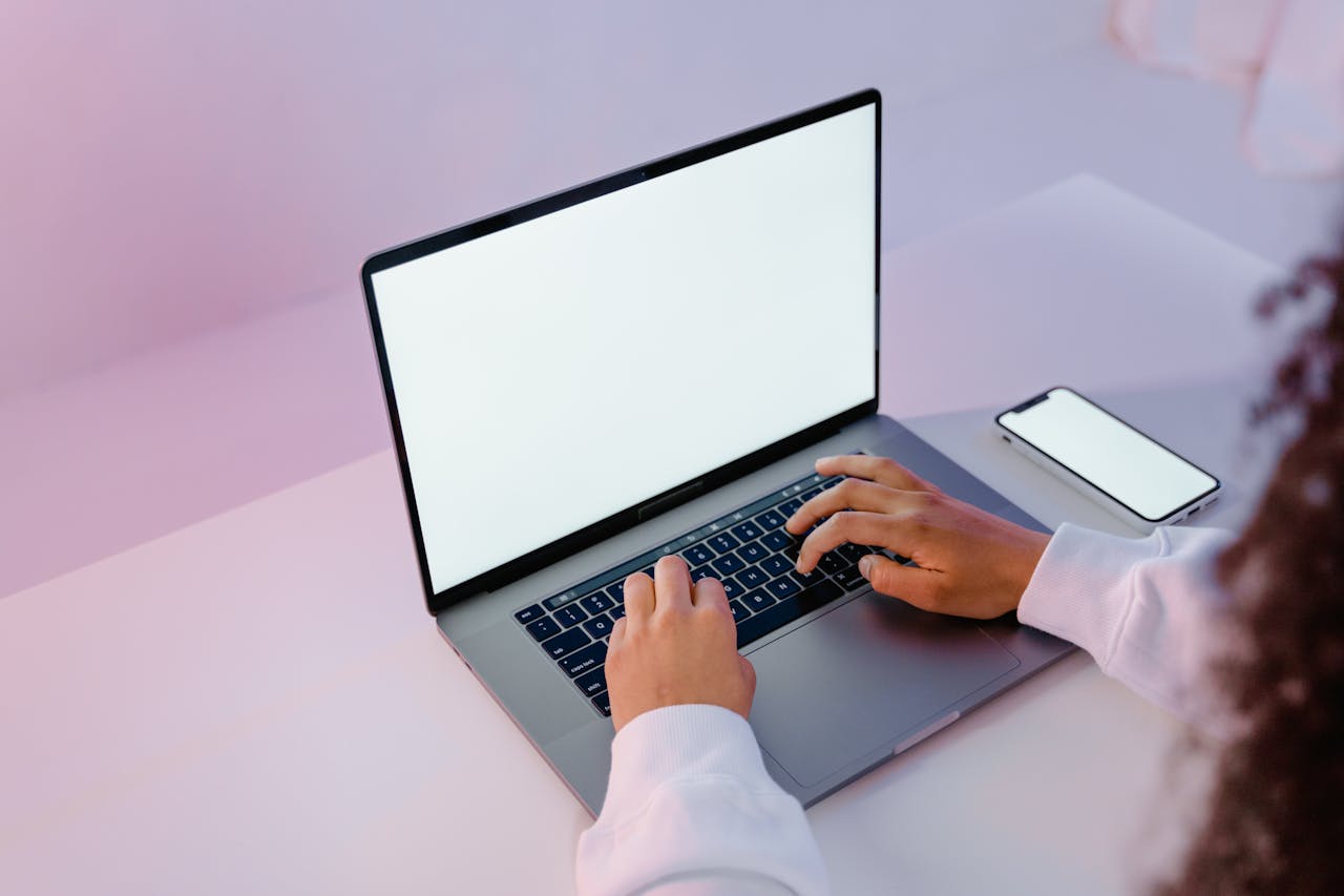 confort à la maison avec du matériel informatique et audiovisuel de pointe